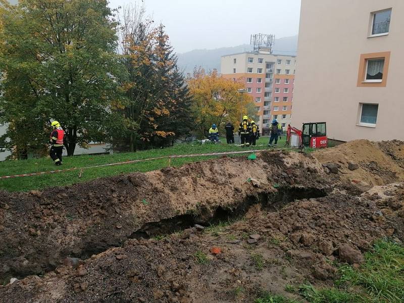 V Jílovém došlo k úniku plynu z překopnutého potrubí.