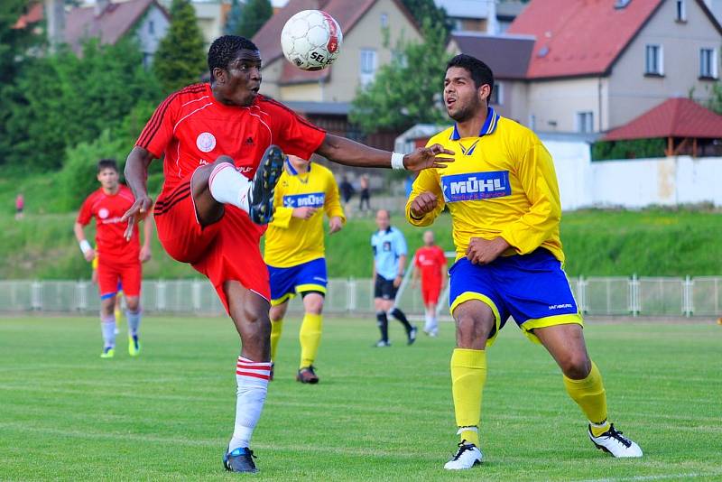 JE KONEC. Rumburk (ve žlutém) v semifinále podlehl 1:3 Proboštovu.