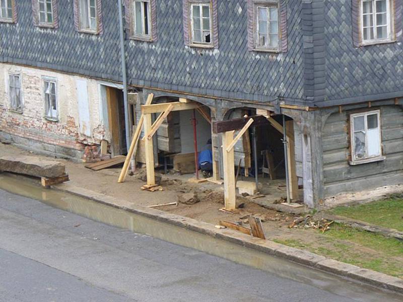  Sanují podstávkový dům v Lipové.