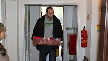 Děčínští basketbalisté přivezli do azylového domu potravinovou sbírku.