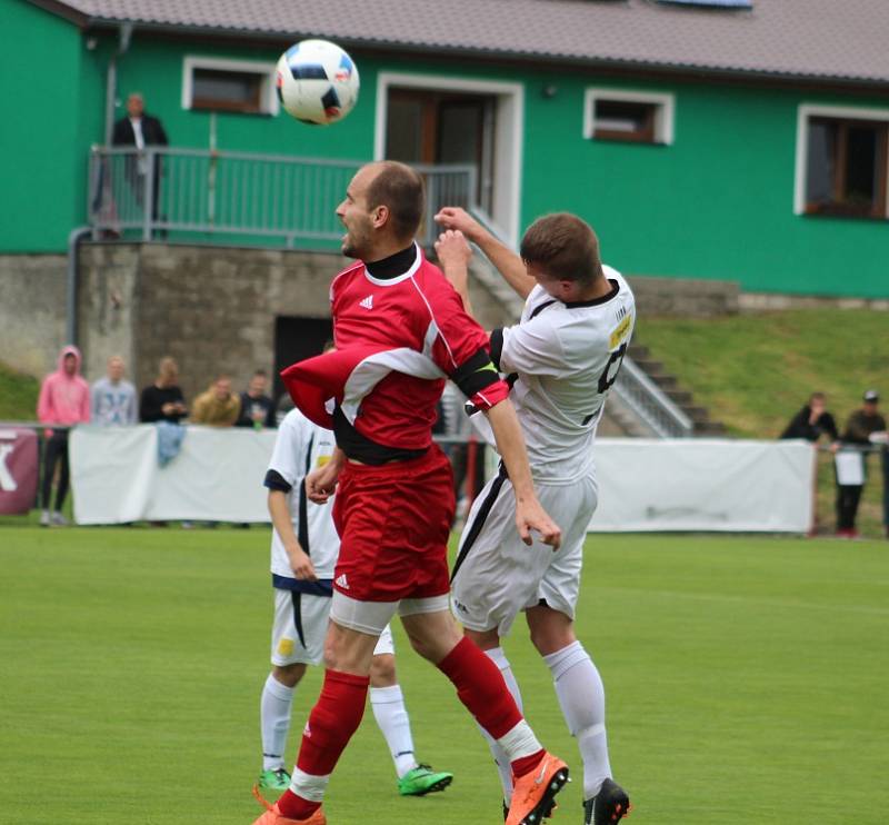 REMÍZA 2:2 se zrodila ve velkém derby mezi Modrou a Jílovým. Na penalty pak vyhrálo 5:4 Jílové.