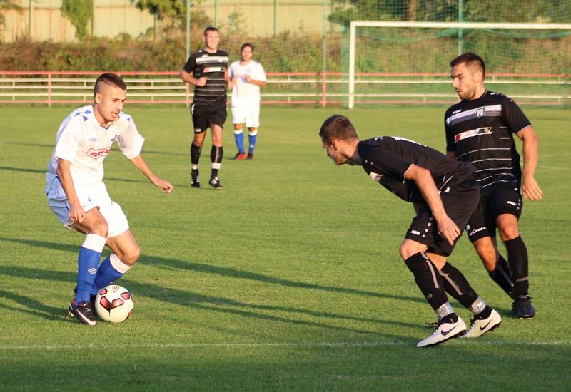 TŘI BODY. Fotbalisté Junioru Děčín (v bílém) porazili Oldřichov 2:1.