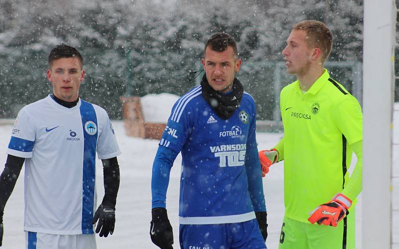 PŘÍPRAVA. Varnsdorf (v modrém) doma porazil Liberec U 21 5:2.