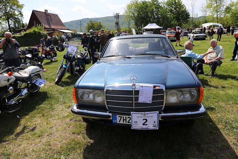 Na Šébru se konaly tradiční závody motoristických veteránů.