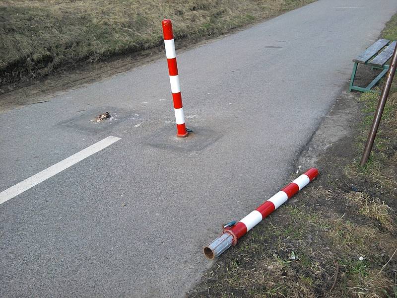 Po cyklostezce ze Žlebu směrem na Německo se klidně prohánění nákladní auta. Značka, která tu je, jim totiž vjezd nezakazuje.