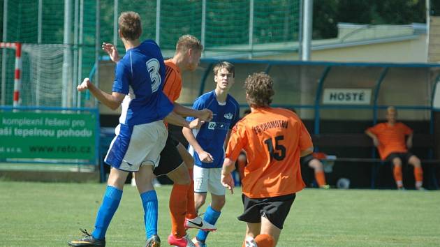 DOROSTENCI VYHRÁLI. U 19: Junior Děčín (modrá) vs. FC Chomutov 3:1.