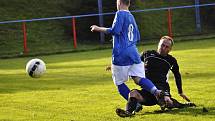 ŠLUKNOV (v modrém) porazil poslední Travčice 3:1.