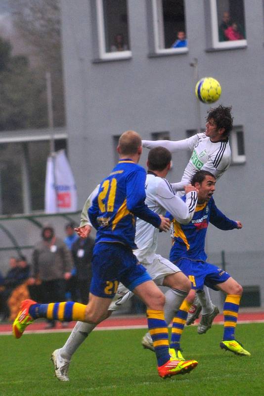 ŠKODA. Fotbalisté Varnsdorfu (v modrém) doma remizovali s Karvinou 1:1.