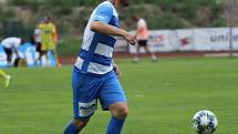 SELHÁNÍ. Fotbalisté Varnsdorfu (ve žlutém) nezvládli derby, doma nestačili na Ústí nad Labem.