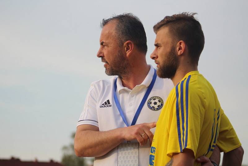 DERBY. Fotbalisté Varnsdorfu (ve žlutém) přivítali Ústí nad Labem