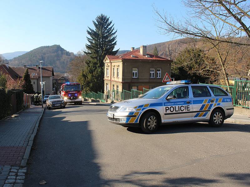 Vrchlického ulice v Děčíně nebyla v době zásahu hasičů průjezdná.