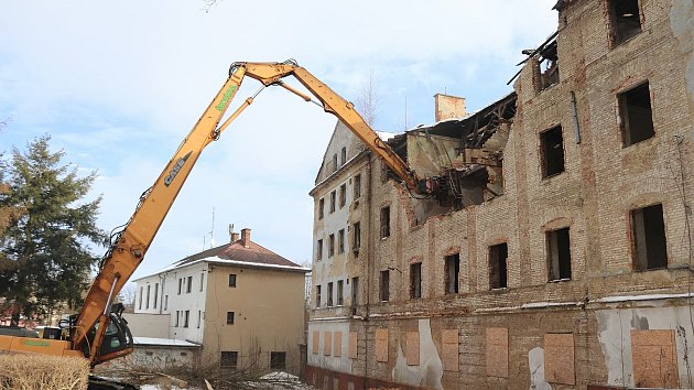 Ve Varnsdorfu začala demolice bývalé ubytovny u Panoramy.