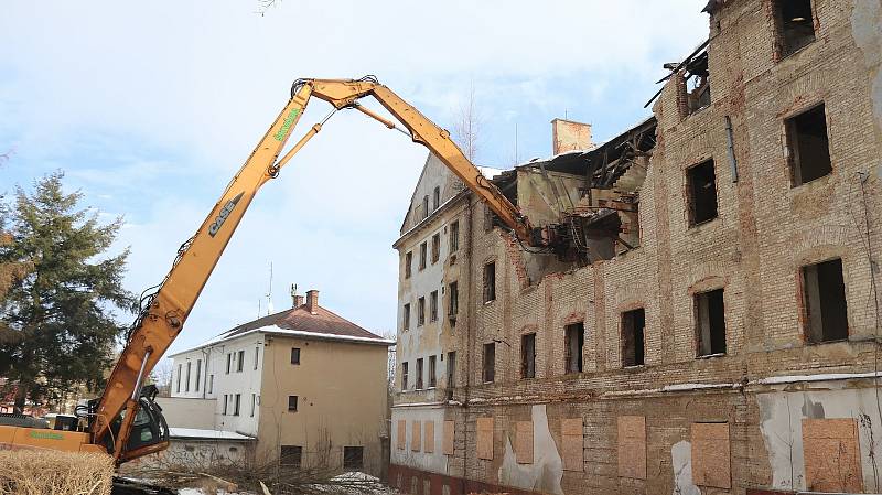 Ve Varnsdorfu začala demolice bývalé ubytovny u Panoramy.