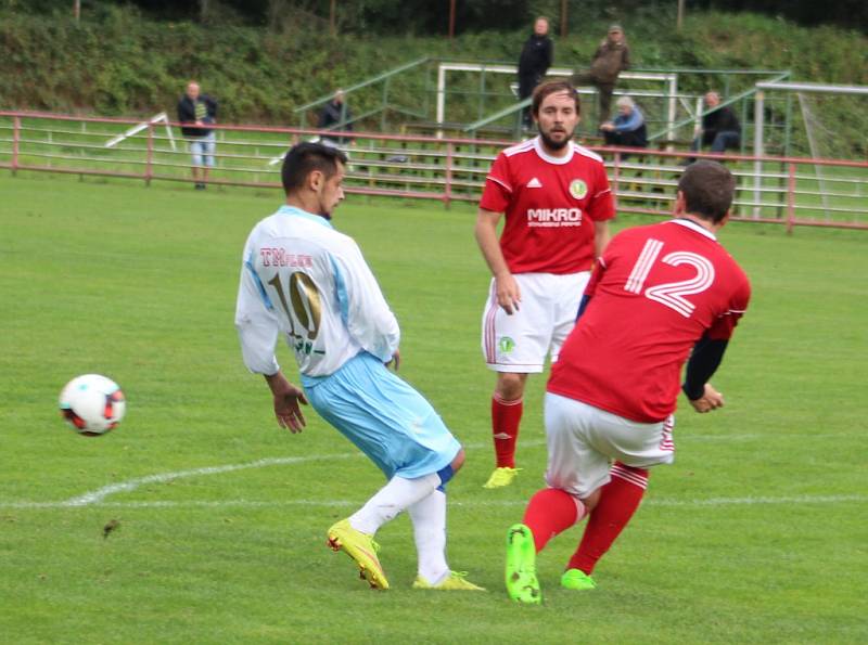 DOBRÝ START POKRAČUJE. Junior Děčín (modré dresy) doma porazil Bohušovice 4:1.