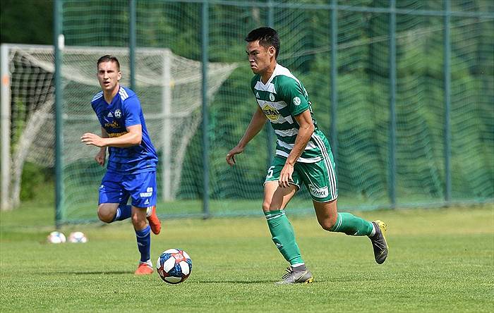 PORÁŽKA. Varnsdorf (v modrém) nestačil na Bohemians 1905, když prohrál 2:3.