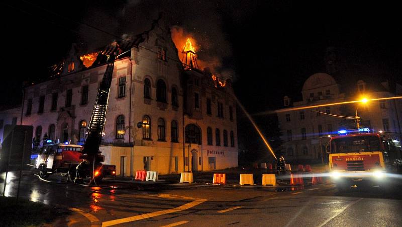 Hasiči likvidovali v noci požár bývalé Besedy v Jiříkově.