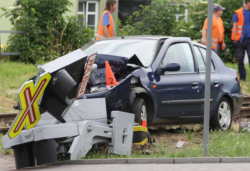 Na železničním přejezdu v Sofijské ulici u Centra Pivovar se stala dopravní nehoda. Řidič narazil do světelné signalizace na železničním přejezdu.