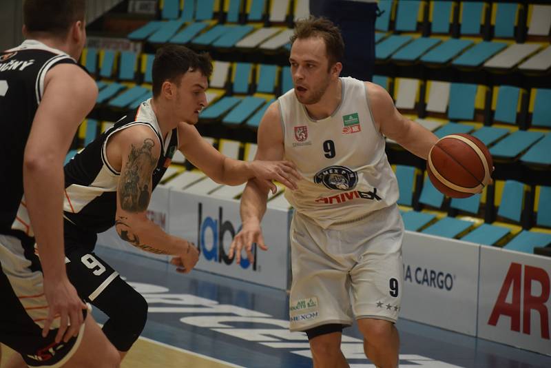 Basketbalisté Děčína v prvním utkání předkola play-off hostili na domácí palubovce Hradec Králové.