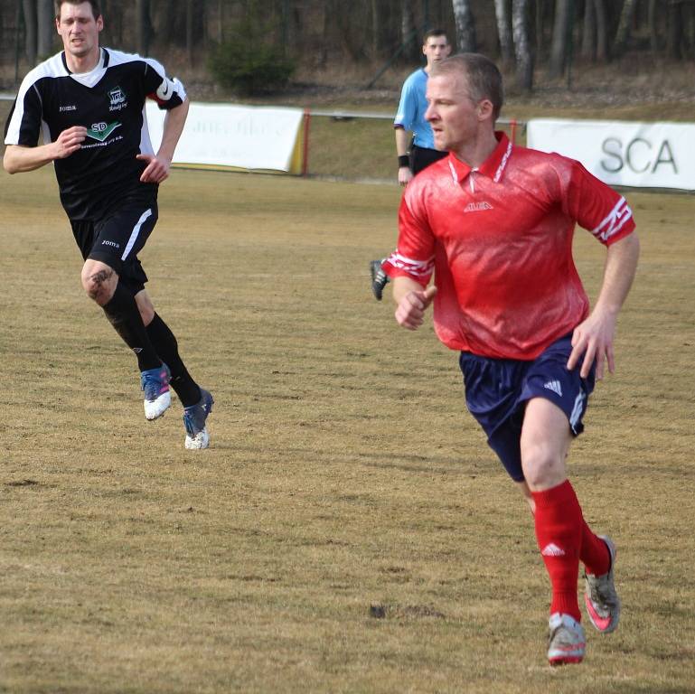 VÍTĚZNÁ PREMIÉRA. Fotbalisté Modré (v červeném) vstoupili do jara výhrou proti Kadani.