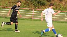 TŘI BODY. Fotbalisté Junioru Děčín (v bílém) porazili Oldřichov 2:1.