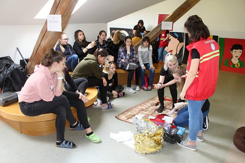 Studenti zdrávky učili gymnazisty první pomoc.