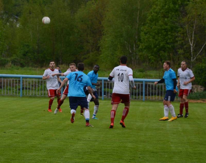 DERBY. Fotbalisté Jílové (bílé dresy) doma porazili Modrou 3:0.