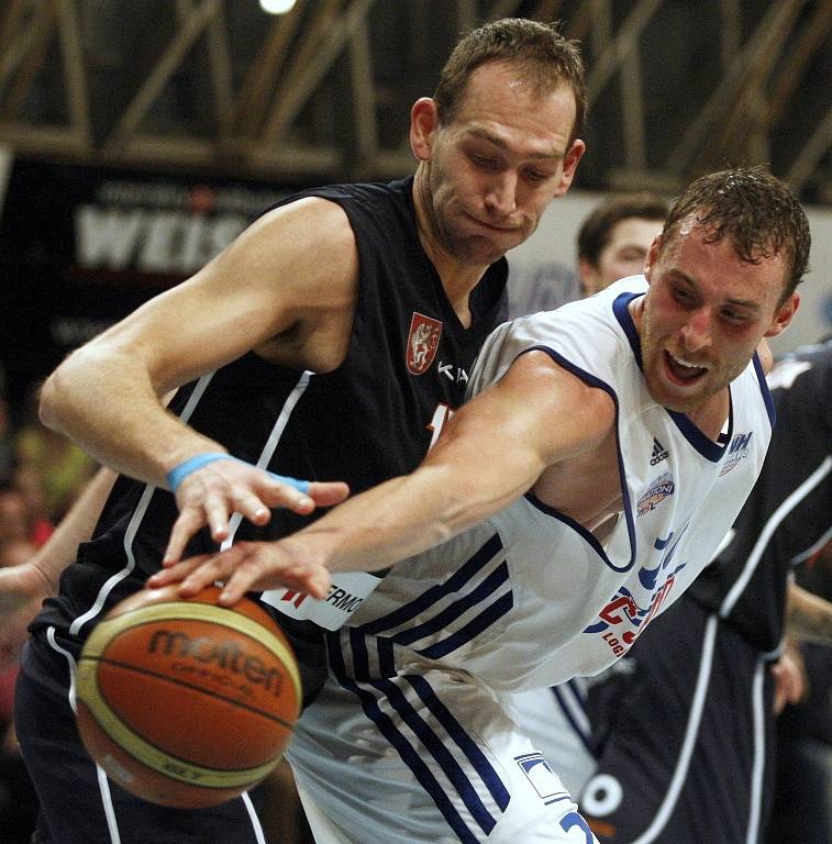 VÁLEČNÍCI ZNOVU ZABRALI. Děčínští basketbalisté vyhráli v Ostravě 80:68.