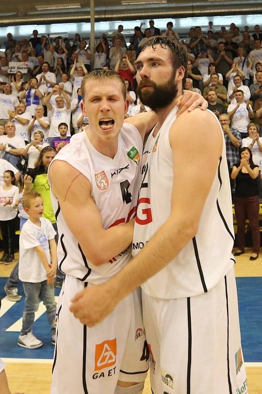 Postup. Takhle děčínští basketbalisté slavili výhru v pátém zápase semifinále proti Prostějovu.