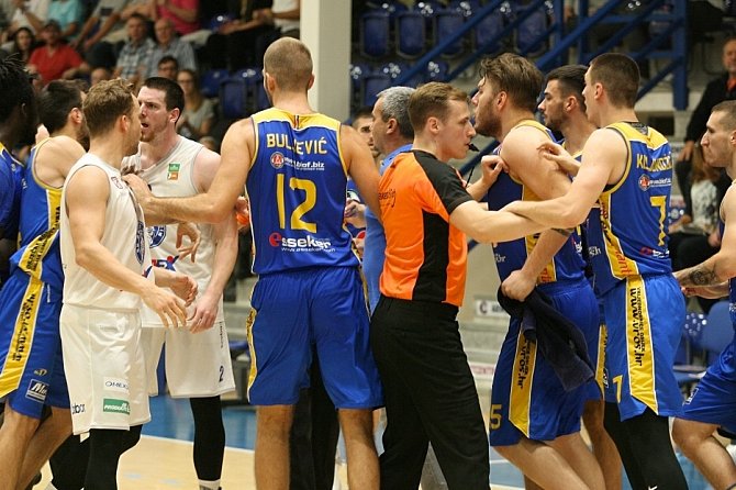 TŘETÍ VÝHRA. Basketbalisté Děčína doma porazili v rámci Alpe Adria Cupu chorvatský Osijek.