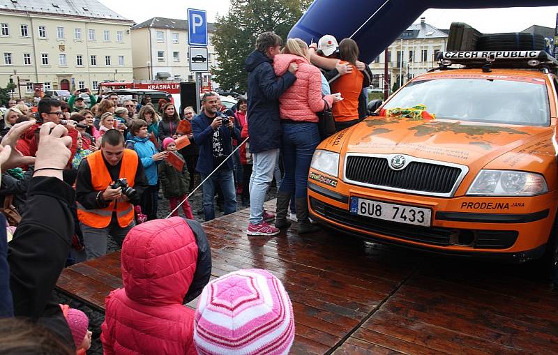 Cestovatelé z Krásné Lípy se vrátili po dvou letech domů. Čekalo je velkolepé uvítání. 