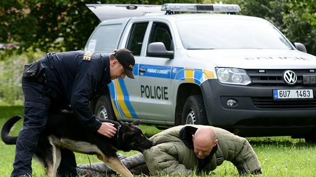 Ukázkovou práci psovodů předvedli policisté  v pondělí v Rumburku.