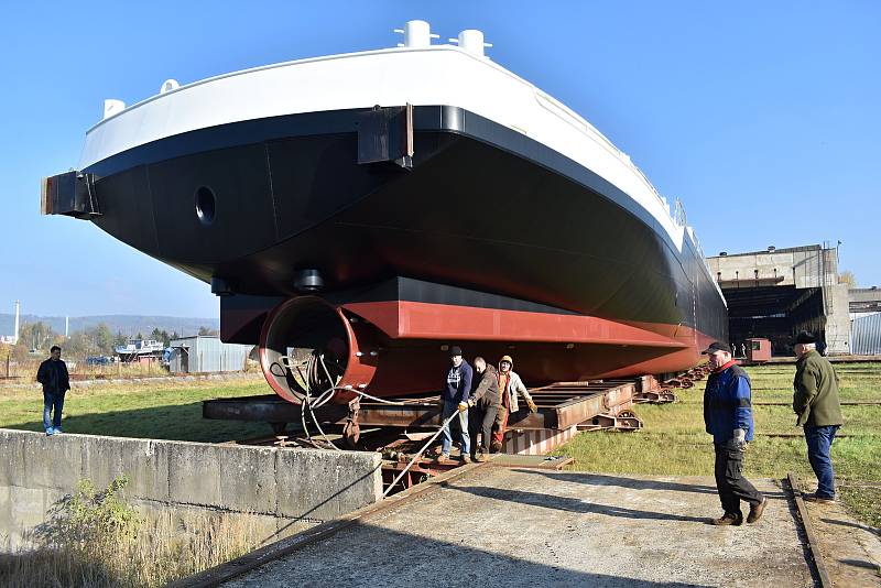 V děčínských loděnicích v Křešicích spustili na vodu nový tanker Trivento.