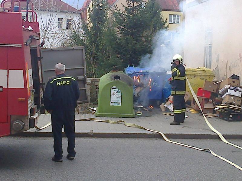 Úmyslně založený požár kontejneru v Děčíně.