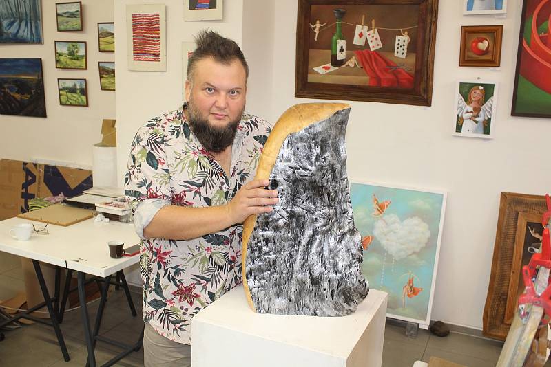 Dmitrij Pljonkin ve své galerii.