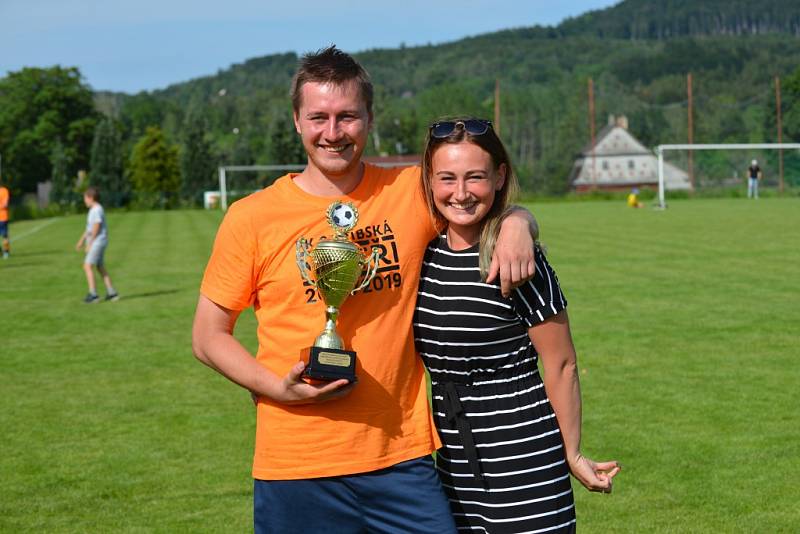 OSLAVY. Fotbalisté Chřibské po posledním domácím zápase převzali pohár pro vítěze okresní soutěže.