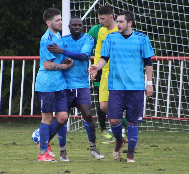 DOBRÝ START. Fotbalisté Modré (modré dresy) doma udolali Žatec 3:2.