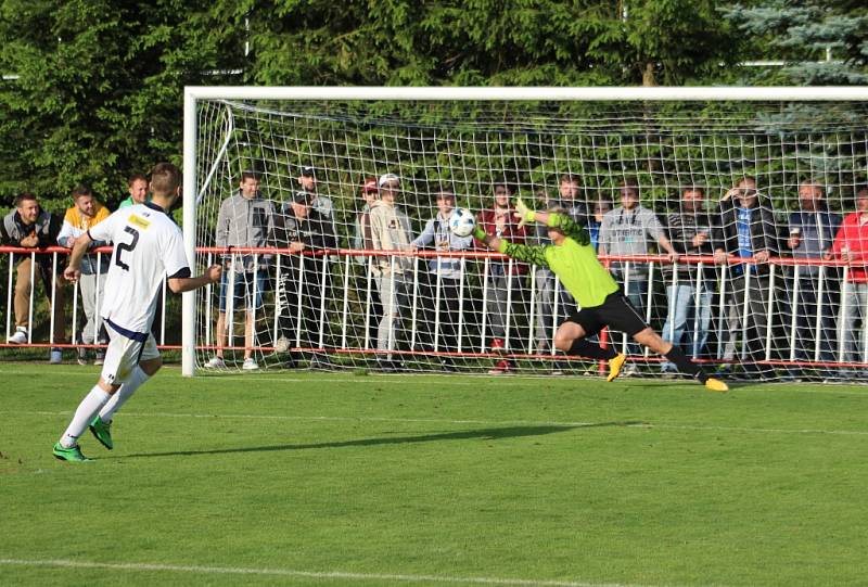 REMÍZA 2:2 se zrodila ve velkém derby mezi Modrou a Jílovým. Na penalty pak vyhrálo 5:4 Jílové.