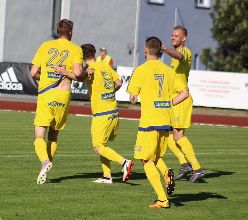 TŘI BODY. Varnsdorf (ve žlutém) vybojoval proti Pardubicím důležité vítězství.