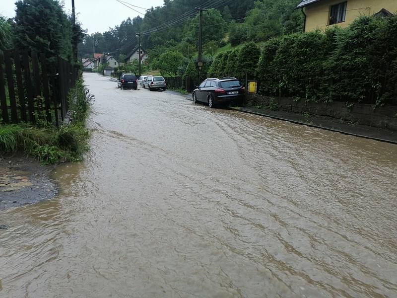 Prudký déšť zatopil také hlavní silnici v Ludvíkovicích
