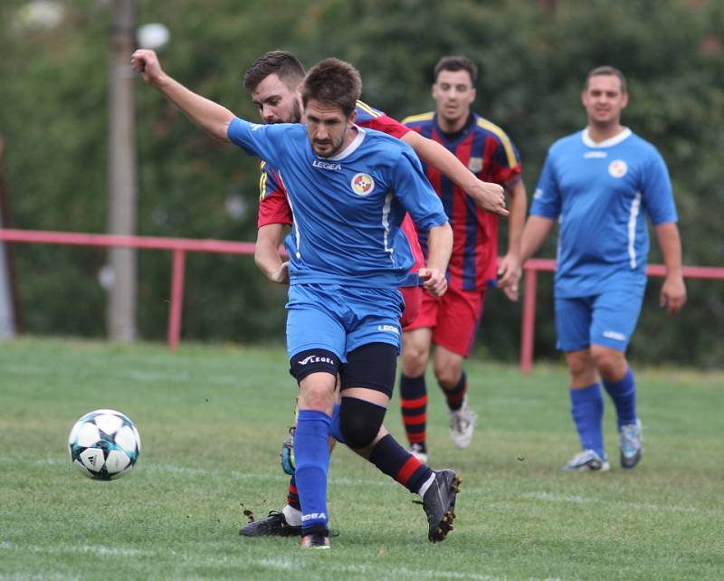 PORÁŽKA. Jiříkov (v modrém) doma padl s Hostovicemi 0:1.