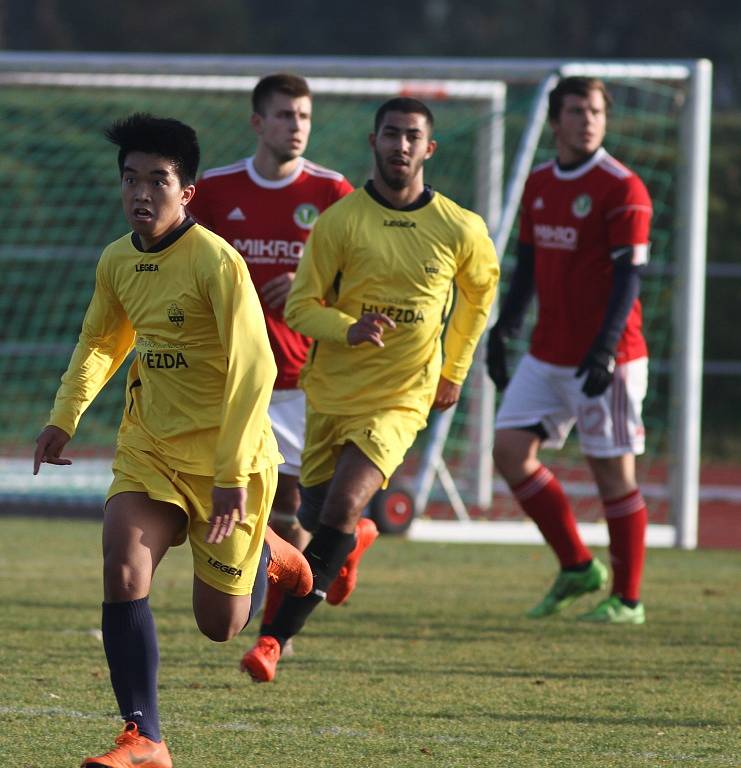 JASNÁ ZÁLEŽITOST. Fotbalisté Rumburka (ve žlutém) porazili doma Bohušovice 7:0.