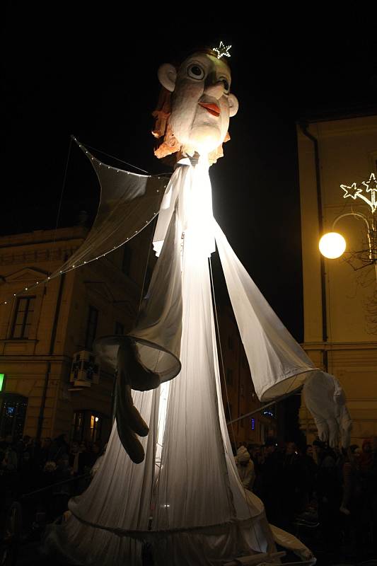 Poslední adventní víkend zahájili v Děčíně SaH, obří anděl a smyčcové trio Inflagranti společně se sborem DDM Děčín.