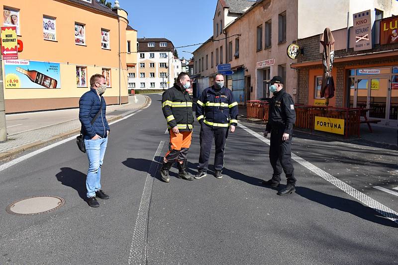 Přes hranice chodí na Šluknovsku lidé, v Dolné Poustevně je hlídají i hasiči.