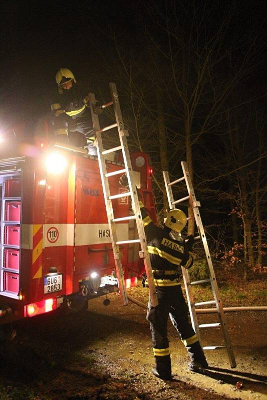 V noci ze středy na čtvrtek se ve Staré Olešce na Děčínsku odehrál požár se šťastným koncem.