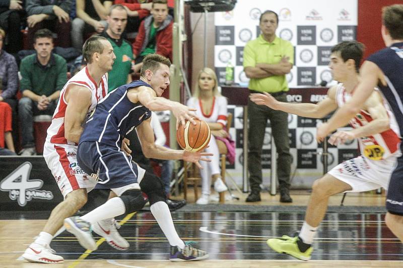 BRAVO! Basketbalový Děčín vyloupil pardubického hnízdo a potvrdil vedení v soutěži.