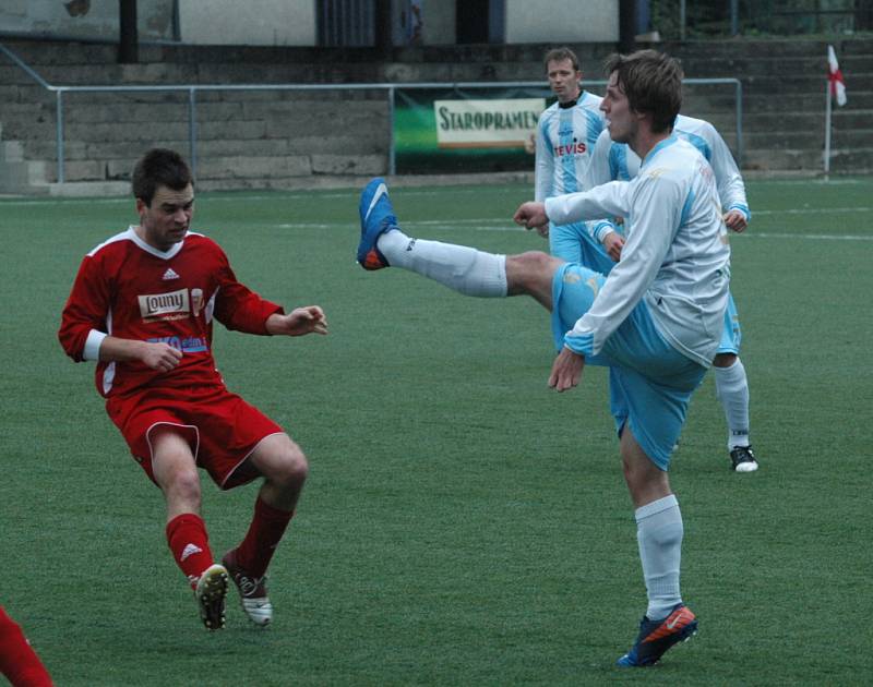 SKVĚLÝ OBRAT. Fotbalisté Junioru Děčín (v modrobílé) doma porazili 3:1 FK Louny.