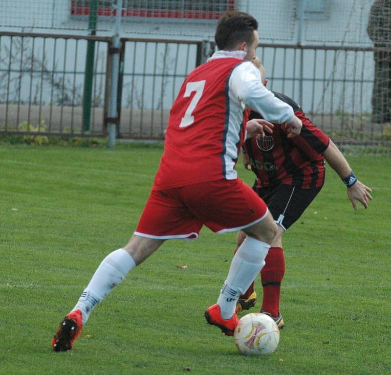 UNION DĚČÍN (pruhované dresy) zakončil podzim výhrou 4:1 nad Dobkovicemi.