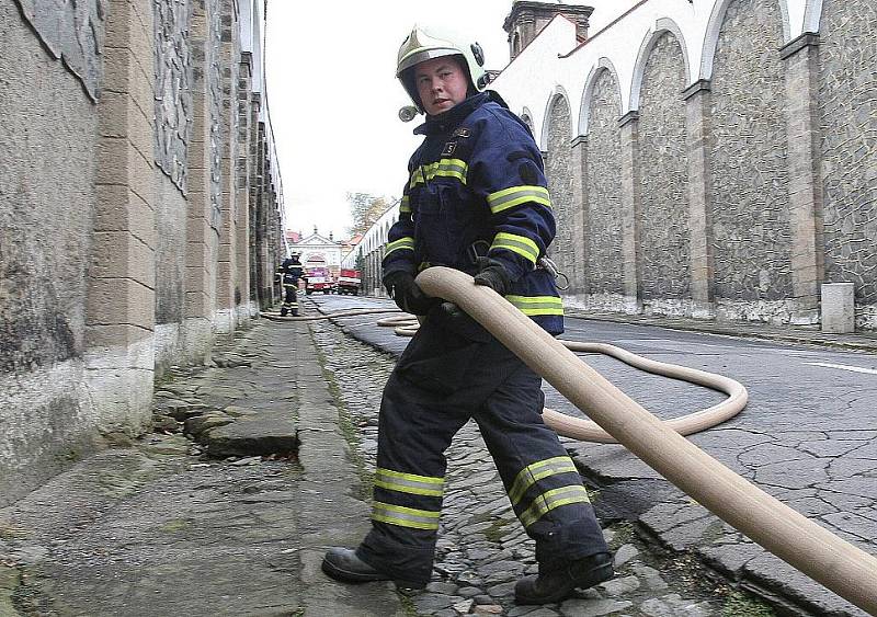 Hasiči zlikvidovali požár zámku. Naštěstí jen cvičně.