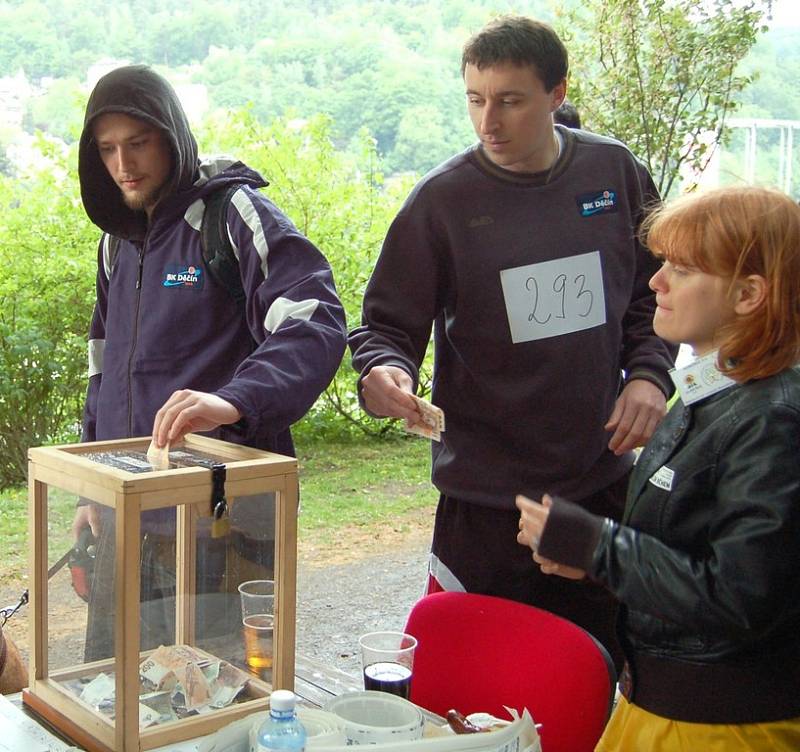 Děčín se připojil k celostátnímu projektu na podporu konta Paraple. Akce se konala jako součást Pálení čarodějnic