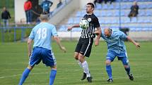 KONEČNĚ. Fotbalisté České Kamenice (v modrém) doma porazili Mojžíř a ukončili dlouhou sérii porážek.